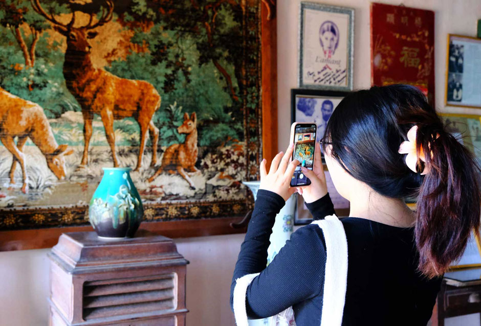 Bên trong nhà cổ được bày trí nhiều đồ vật độc đáo, có giá trị lịch sử. Ảnh: Hân Nghiên