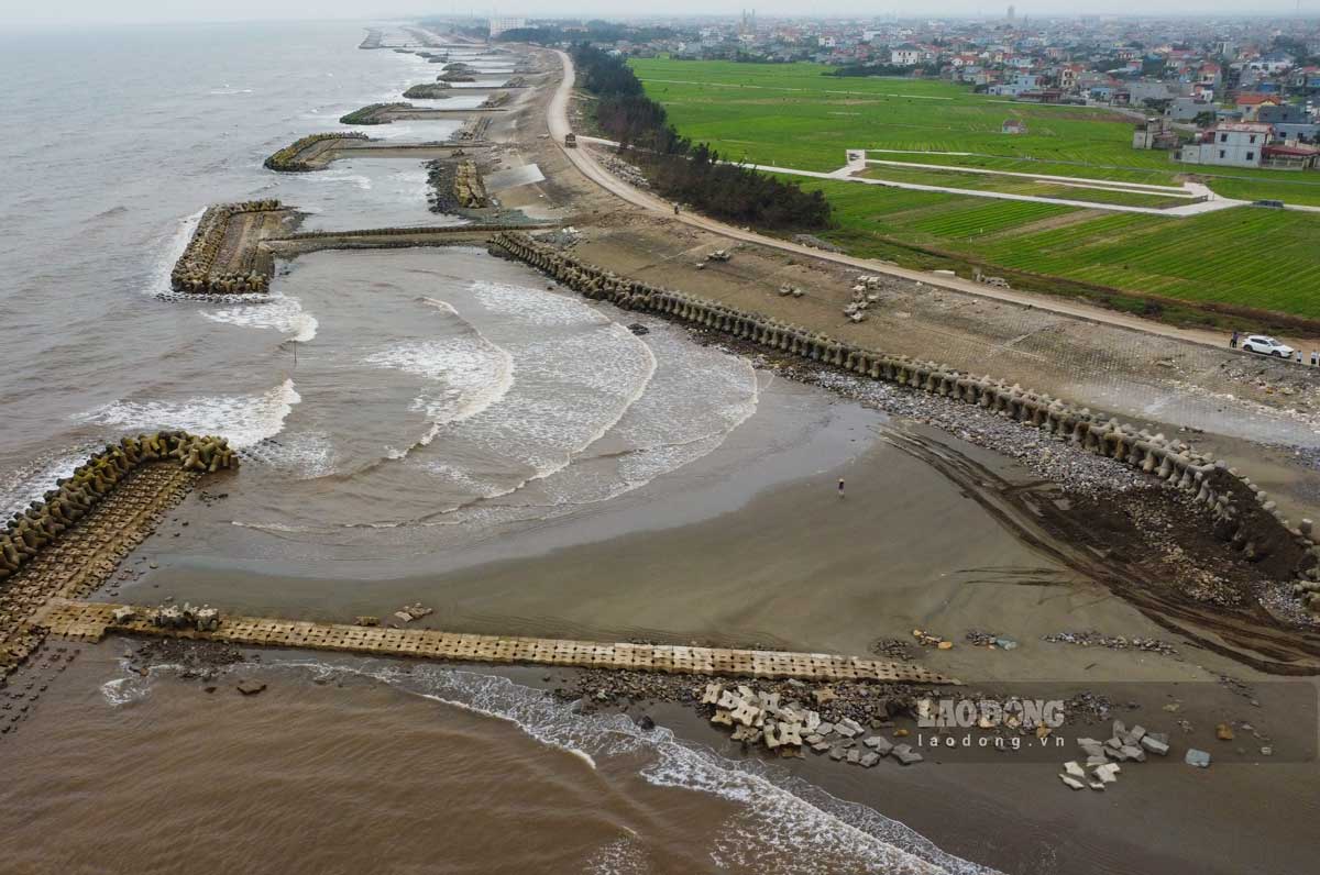 Dự án thành phần số 2 đê biển Cồn Tròn, Hải Thịnh (xã Hải Thịnh, tỉnh Ninh Bình), thuộc Dự án củng cố hoàn thiện và xử lý sạt lở đê biển một số tỉnh Bắc Bộ (hay còn gọi là Dự án củng cố hoàn thiện và xử lý sạt lở đê biển xã Hải Thịnh) có tổng mức đầu tư khoảng 500 tỉ đồng.