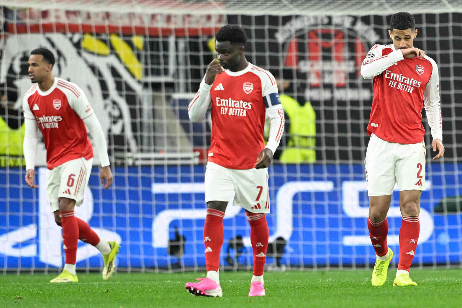 Mùa giải của Arsenal đang đứng trên bờ vực sụp đổ.  Ảnh: AFP