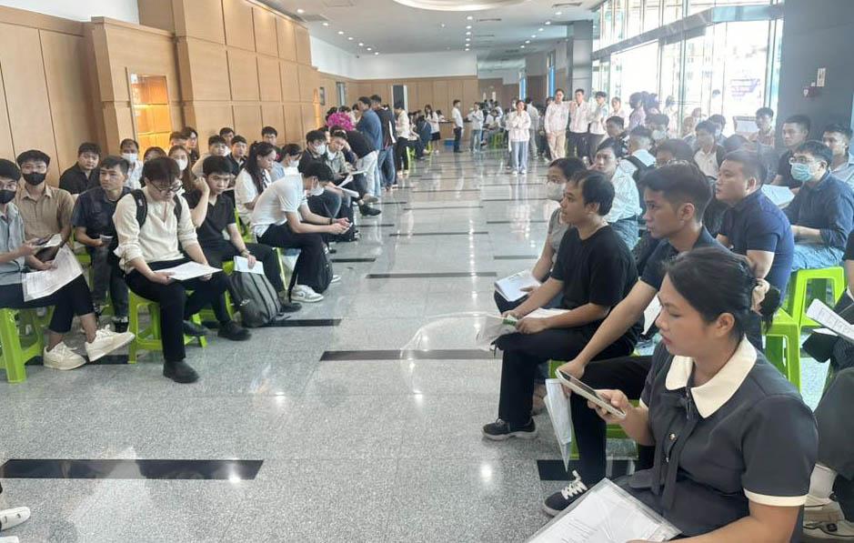 Nhiều người đăng ký làm việc tại công ty này. Ảnh: Minh Hương.