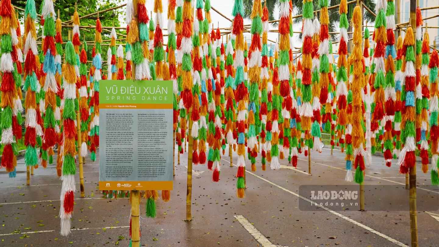 Tác phẩm sắp đặt ngoài trời Vũ điệu mùa xuân, được nghệ sĩ sáng tạo từ các roi tuồng tái chế và giàn tre, tượng trưng cho sức sống mạnh mẽ của truyền thống.