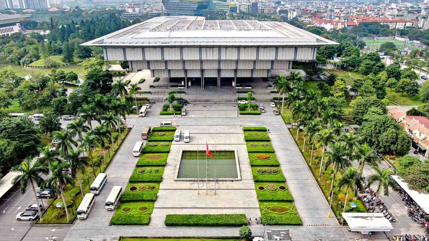 Toàn cảnh kiến trúc độc đáo hình kim tự tháp ngược của Bảo tàng Hà Nội, điểm đến văn hóa lý tưởng khám phá lịch sử Thủ đô.