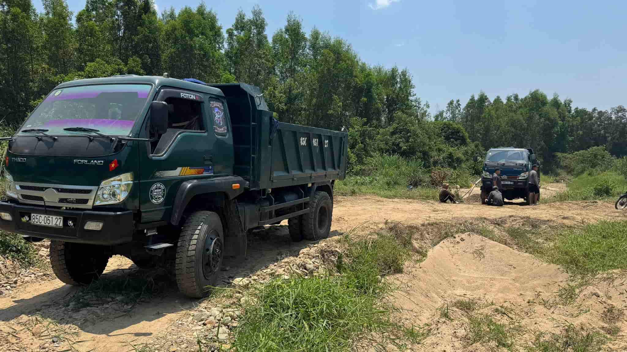 Công an xã ở Khánh Hòa bắt qua tang tang vật khai thác cát trái phép. Ảnh: Công an Nam Ninh Hòa