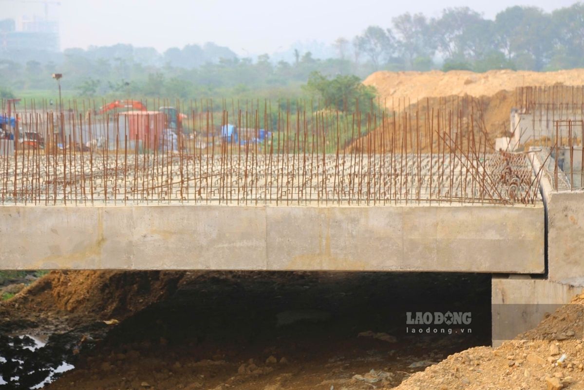 Những trụ bê tông dần vươn cao giữa công trường, đánh dấu tiến độ thi công tuyến đường đang được đẩy nhanh. Ảnh: Minh Nguyễn