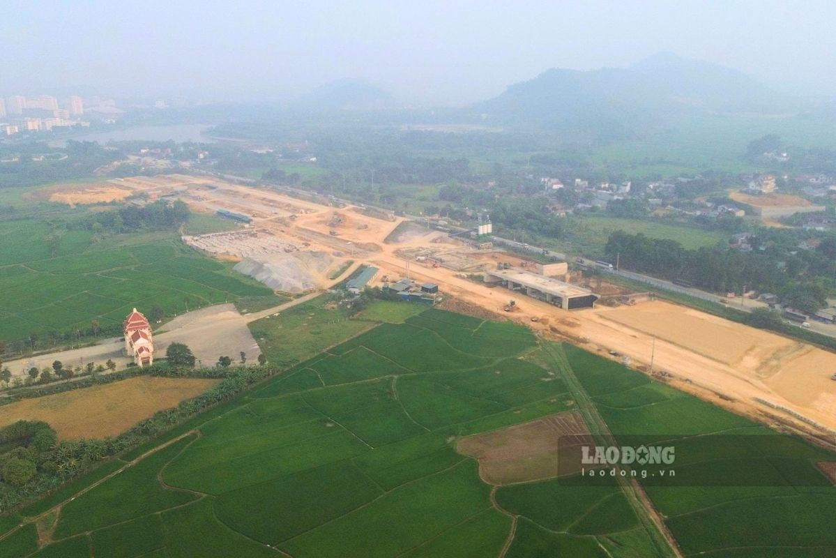 Dự án sẽ là nhịp cầu kết nối với Đại học Quốc gia Hà Nội. Bên cạnh đó là các cơ sở đào tạo trọng điểm như Trường Sĩ quan Chính trị, Đại học Văn hóa Nghệ thuật Quân đội và Đại học Điện lực. Khi hoàn thành, tuyến đường sẽ tăng cường kết nối từ các tỉnh Tây Bắc về Hòa Lạc, rút ngắn thời gian di chuyển và thúc đẩy liên kết vùng. Ảnh: Minh Nguyễn