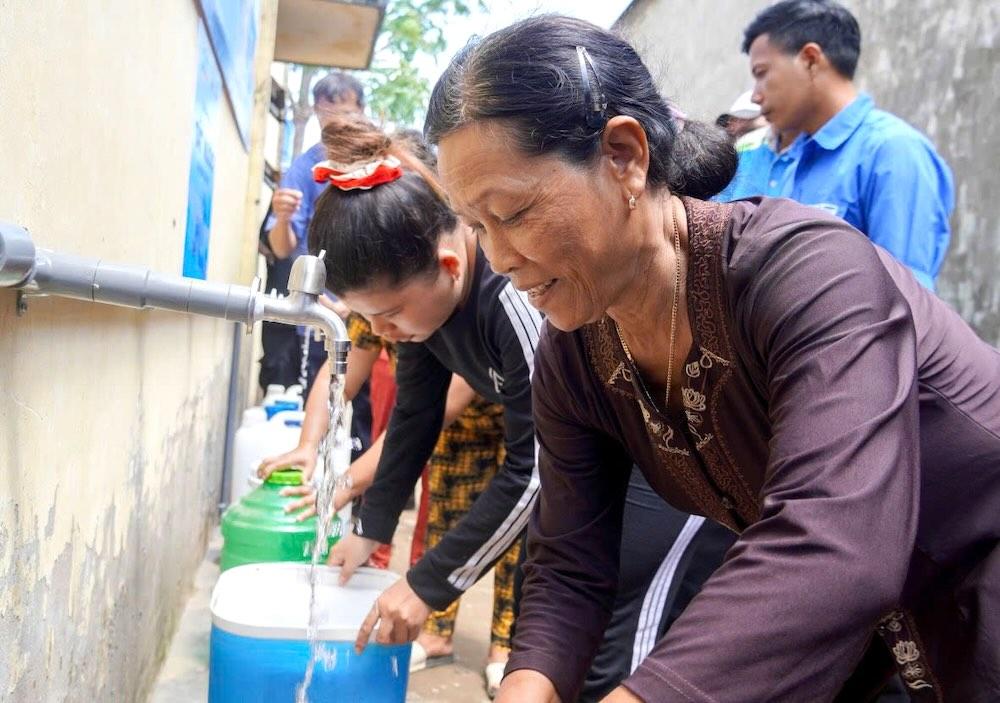 Nhiều địa phương tại TP Cần Thơ được bổ sung điểm cấp nước miễn phí trong mùa khô hạn năm 2026. Ảnh: Phương Anh.