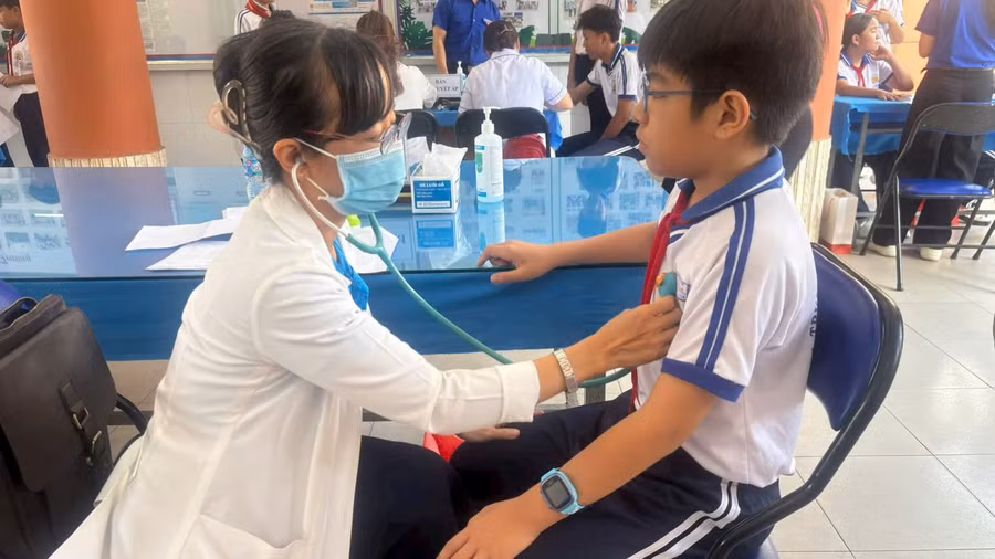 Bác sĩ Bệnh viện Nhi đồng 1 thăm khám cho học sinh. y-te-tphcm-xoa-rao-can-1.jpg