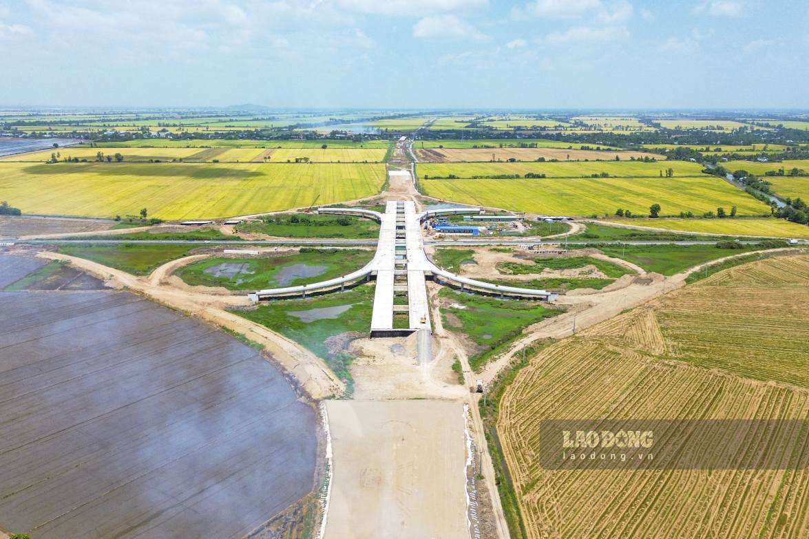 Dự án đường bộ cao tốc Châu Đốc – Cần Thơ – Sóc Trăng giai đoạn 1 là công trình giao thông trọng điểm. Ảnh: Tạ Quang