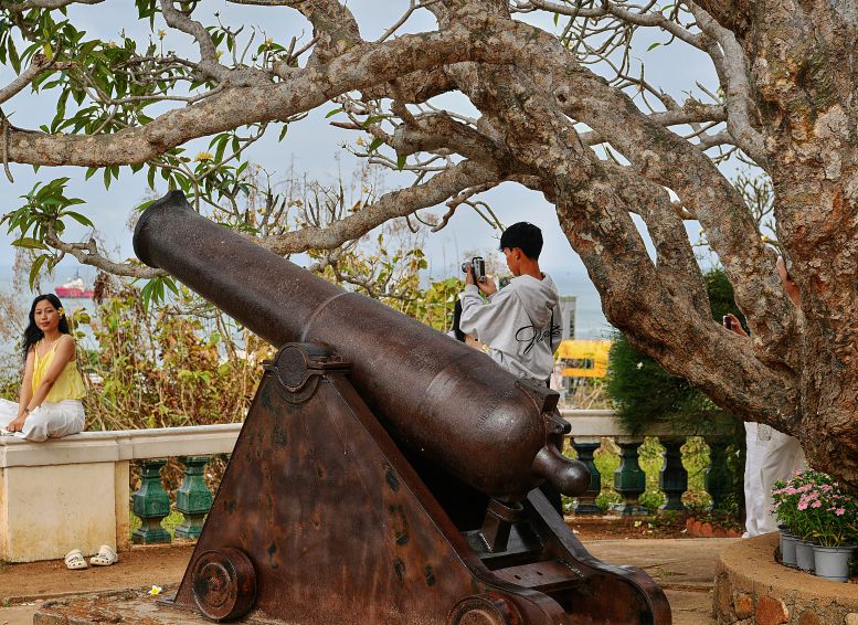 Bên khẩu súng thần công cổ trên nền pháo đài Phước Thắng xưa. Ảnh: Việt Văn