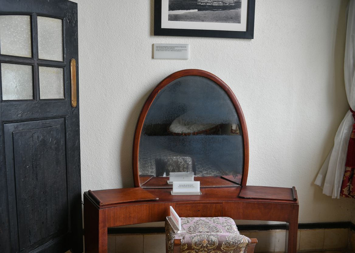 Bàn trang điểm gỗ đầu thế kỷ 20. Ảnh: Việt Văn