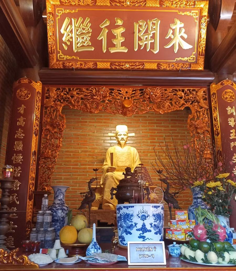 Tượng Đình nguyên Tiến sĩ Nguyễn Ý tại Văn từ Thượng Phúc. vi-dai-khoa-dau-tien-va-cuoi-cung-duoc-khac-ten-tren-bia-da-van-mieu-hue-3.jpg