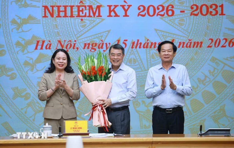 Bí thư Trung ương Đảng, Phó Chủ tịch nước Võ Thị Ánh Xuân tặng hoa chúc mừng Thủ tướng Chính phủ Lê Minh Hưng - Chủ tịch Hội đồng Thi đua - Khen thưởng Trung ương. Ảnh: TTXVN