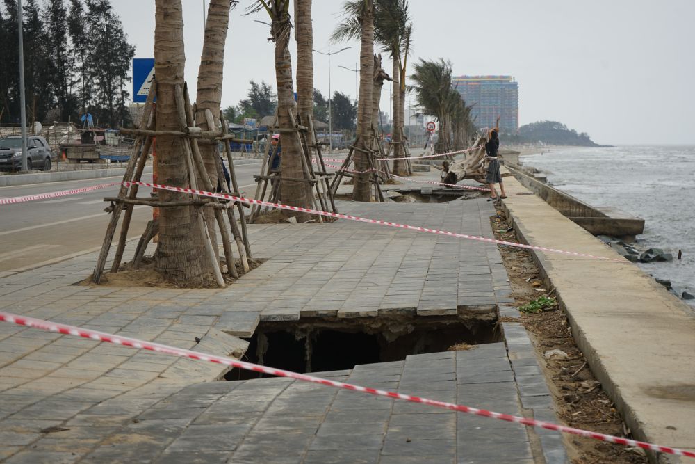 Lực lượng chức năng tiến hành chăng dây cảnh báo, đảm bảo an toàn cho người dân. Ảnh: Quách Du