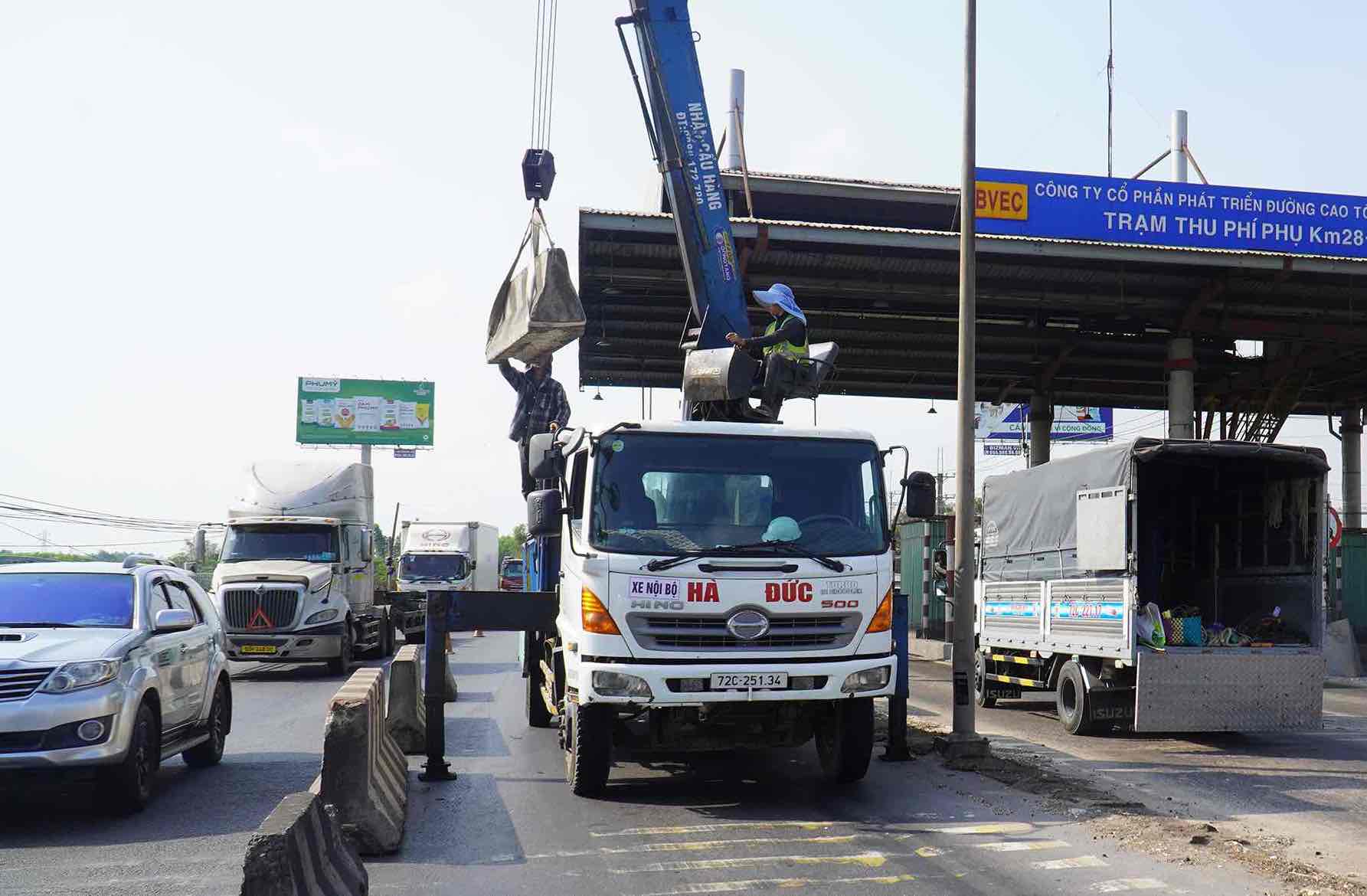 Phân luồng giao thông để tổ chức tháo dỡ tại trạm thu phí T2, xã Long Phước, tỉnh Đồng Nai. Ảnh: HAC