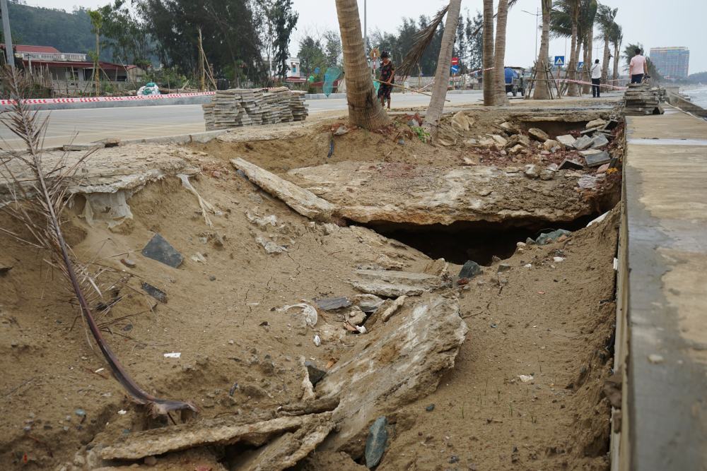 Những hố sụt lún tạo nên các hàm ếch sâu hoắm và có thể đổ sập bất kể lúc nào. Ảnh: Quách Du