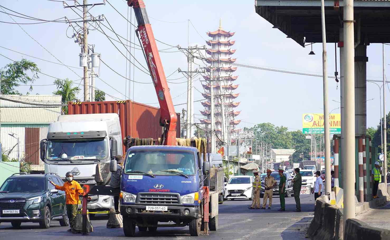 Cơ quan chức năng có mặt từ sớm để điều tiết giao thông trên quốc lộ 51. Ảnh: HAC