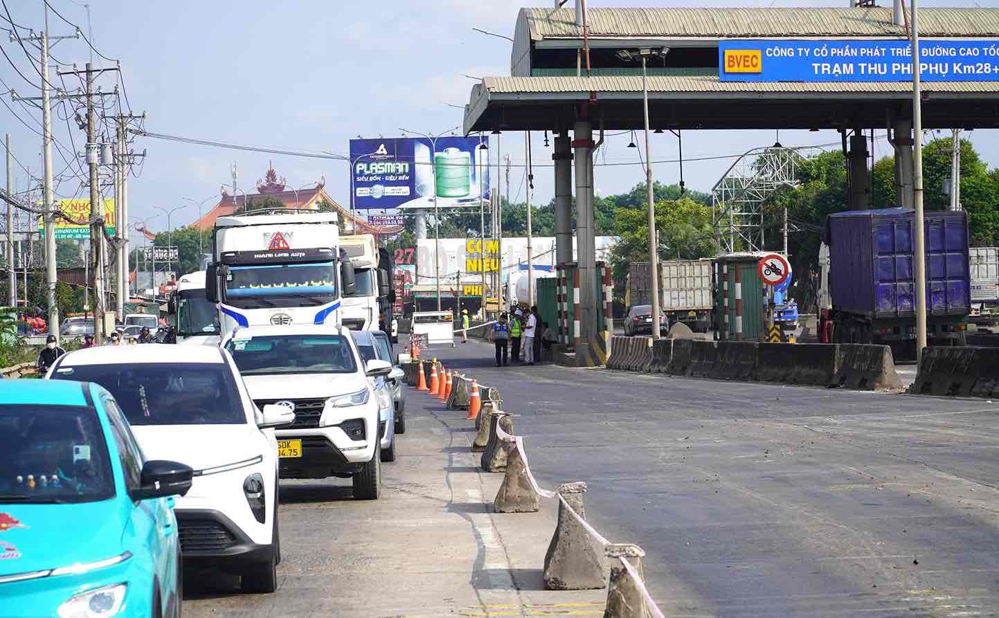 Ùn ứ nhẹ khi đi qua khu vực trạm thu phí đang tháo dỡ. Ảnh: HAC