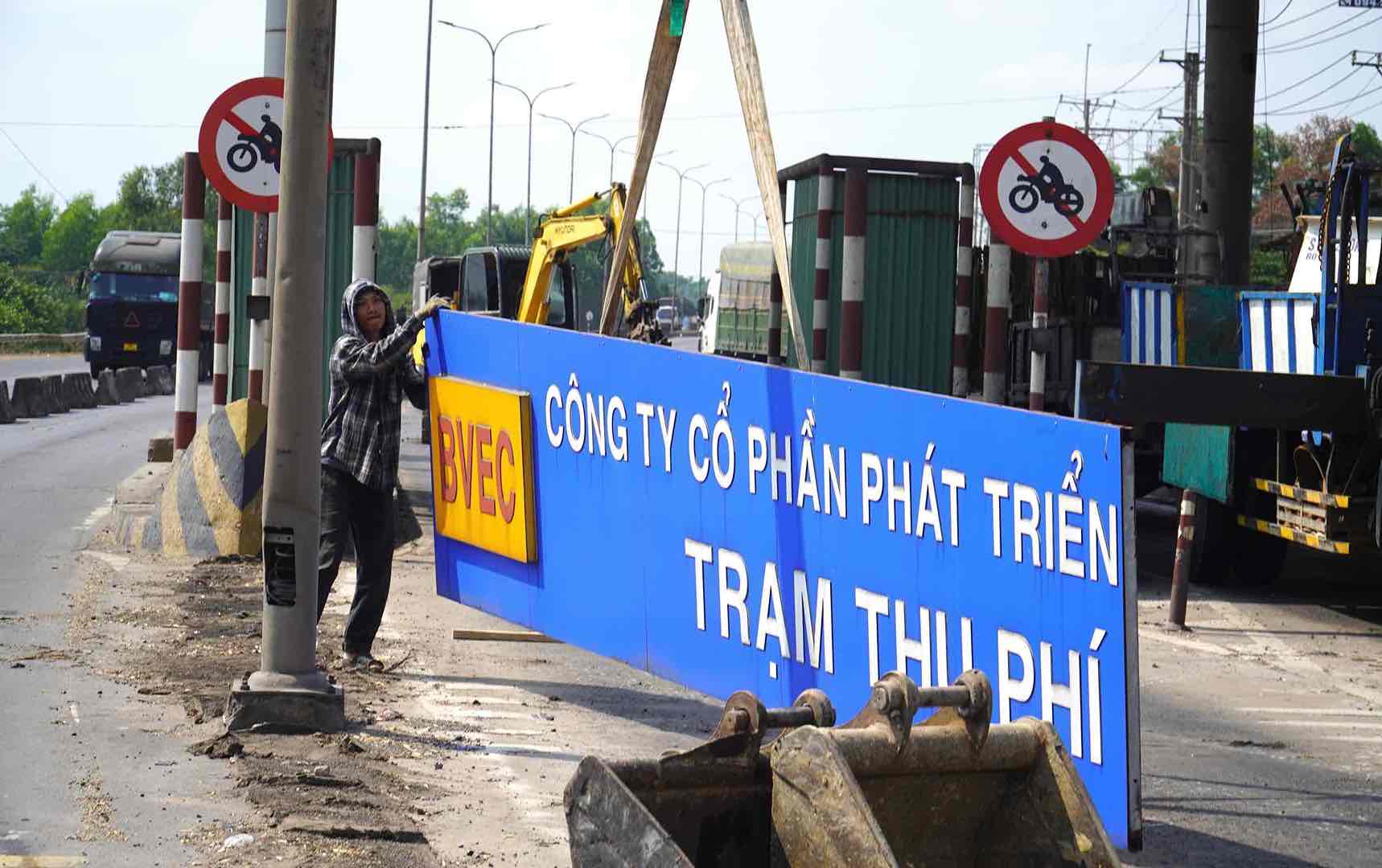 Biển thông tin tại trạm thu phí T2 được tháo dỡ. Ảnh: HAC