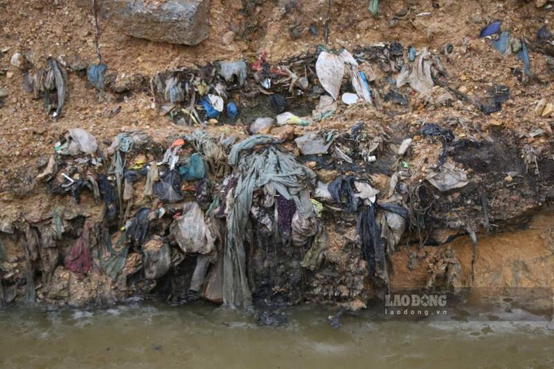 Rác thải sinh hoạt tồn động nhiều năm ảnh hưởng đến môi trường. Ảnh: Việt Bắc