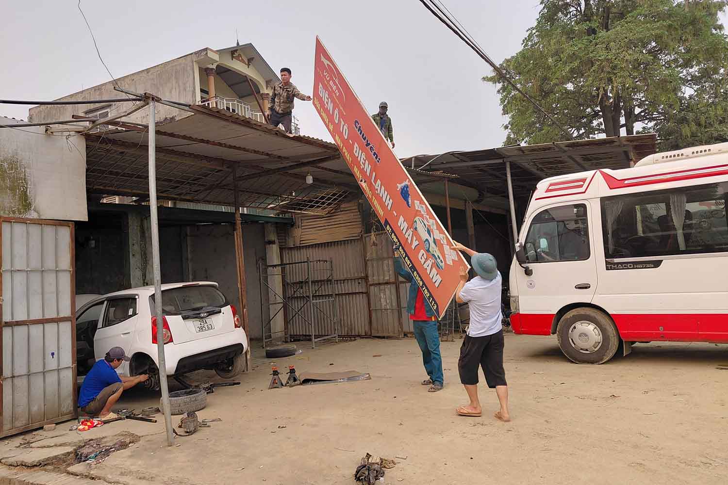 Đến nay, đã có hơn 500 hộ dân ở xã Xuân Mai đã đồng thuận bàn giao mặt bằng cho dự án mở rộng Quốc lộ 6. Ảnh: Xã Xuân Mai