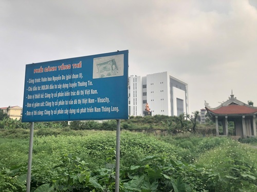 Sau 8 năm triển khai, công trình vẫn trong tình trạng dang dở. Ảnh: Minh Hạnh