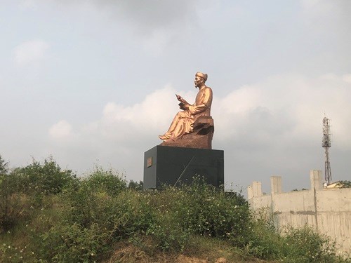 Vườn hoa Nguyễn Du (Hà Nội) dang dở, cỏ mọc um tùm vì vướng mặt bằng