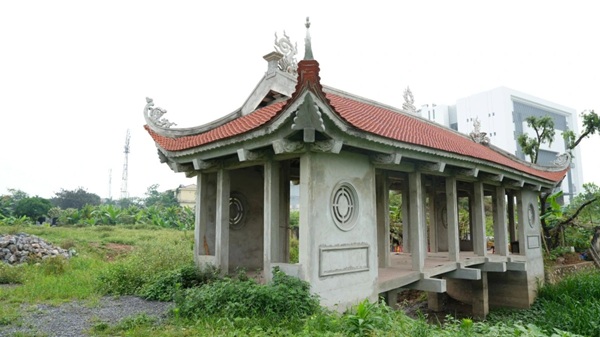 Cỏ dại bủa vây công trình đang xuống cấp. Ảnh: Minh Hạnh