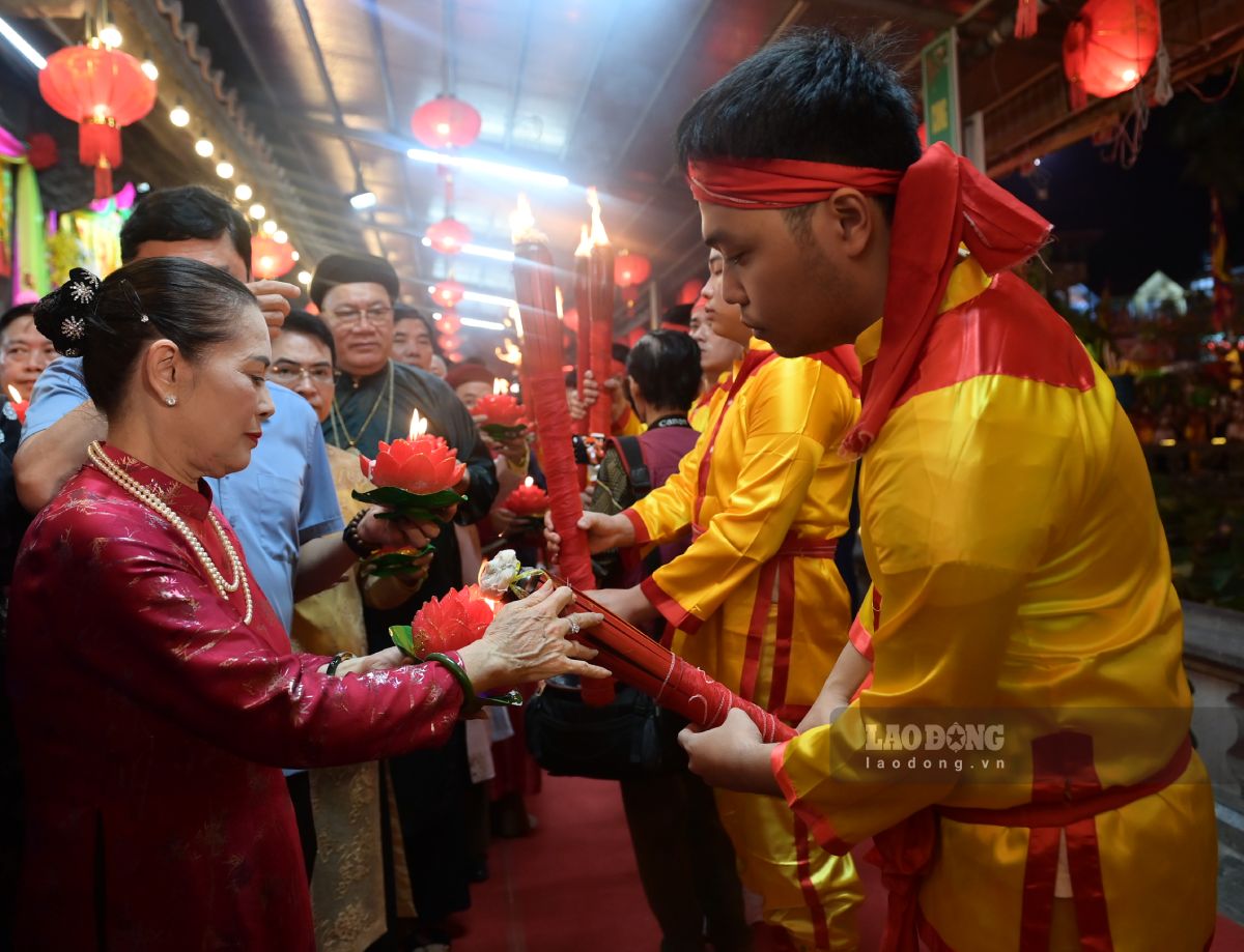 Ngọn lửa thiêng từ trong cung cấm