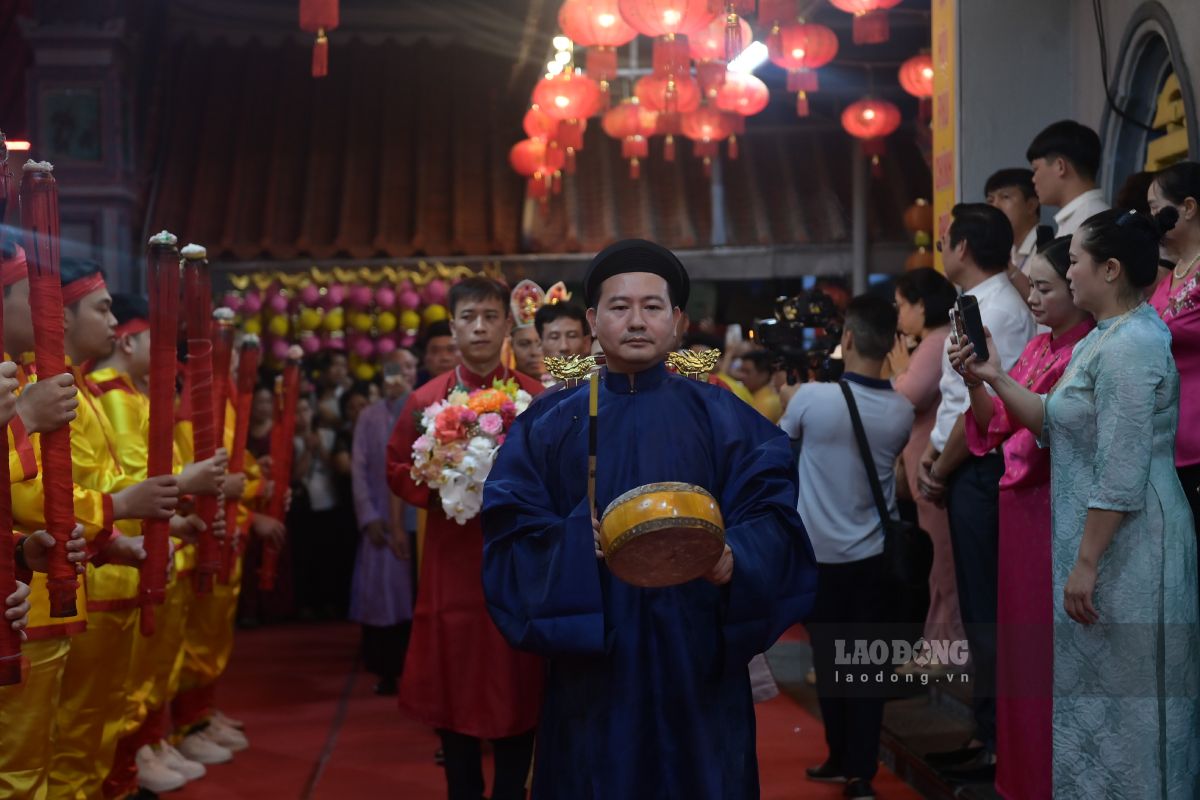 Nghi lễ rước đuốc đăng long trong lễ hội Phủ Dầy mang ý nghĩa thiêng liêng, thể hiện lòng thành kính đối với Thánh Mẫu Liễu Hạnh - vị thần chủ trong tín ngưỡng thờ Mẫu của người Việt.