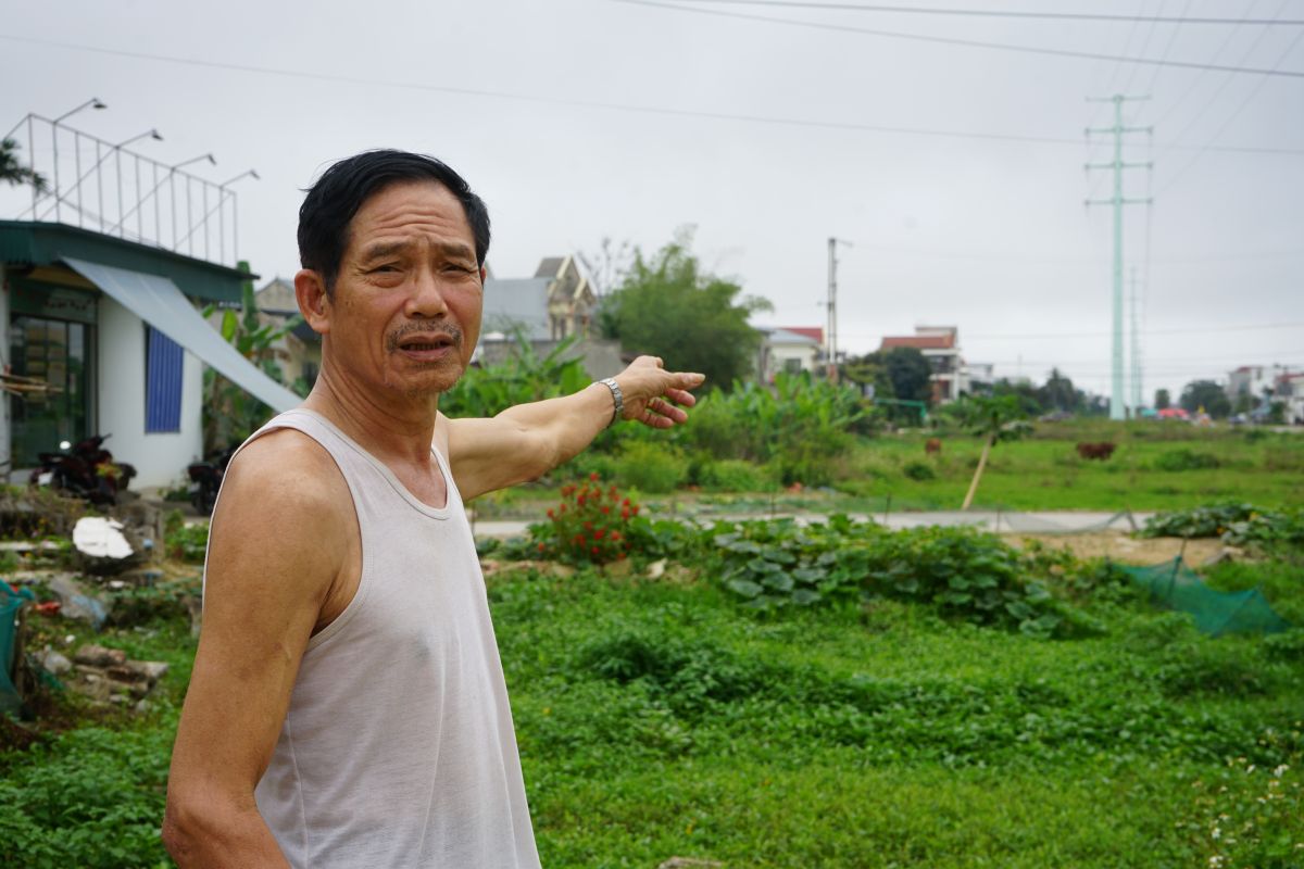 Ông Đỗ Như Thành (trú tại tổ dân phố Yên Trạch, phường Sầm Sơn) chia sẻ về dự án đường ven biển ì ạch nhiều năm. Ảnh: Quách Du