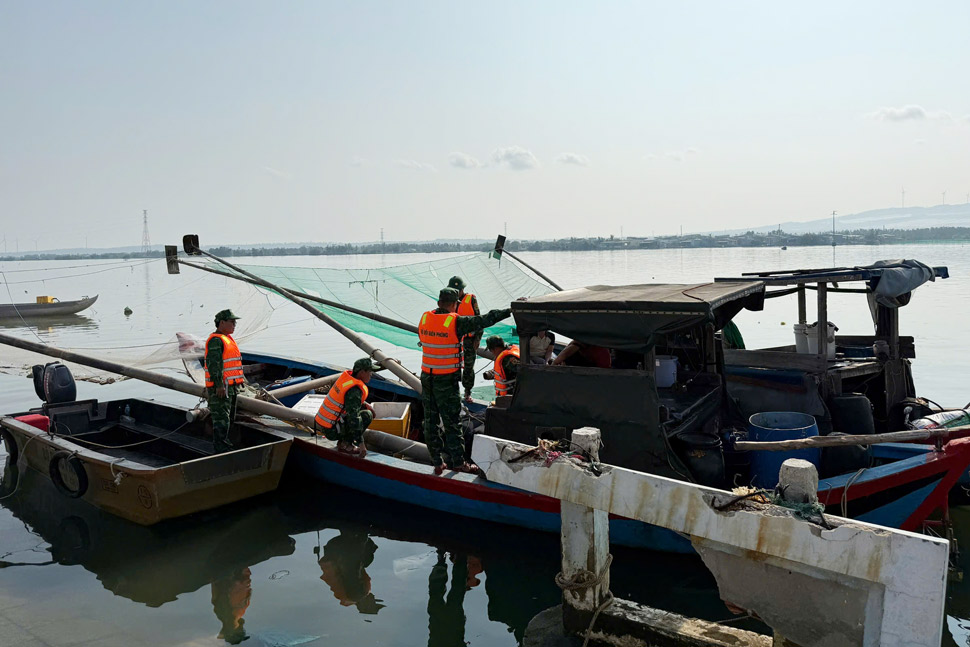 Lực lượng biên phòng đưa tàu cá vi phạm vào bờ để xử lý. Ảnh: Công Cường