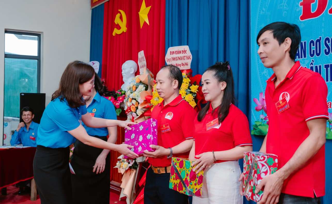 Chị Nguyễn Thị Huệ tặng quà cho đoàn viên, người lao động trong công ty. Ảnh: Bảo Trung