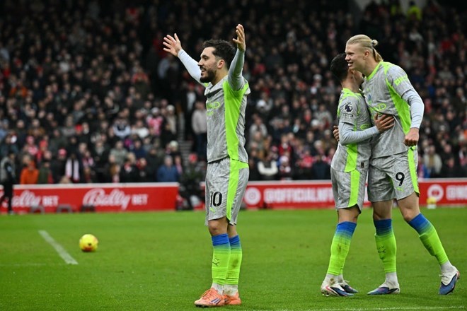 Man City tạm thời chiếm ngôi đầu bảng Premier League của Arsenal.  Ảnh: AFP