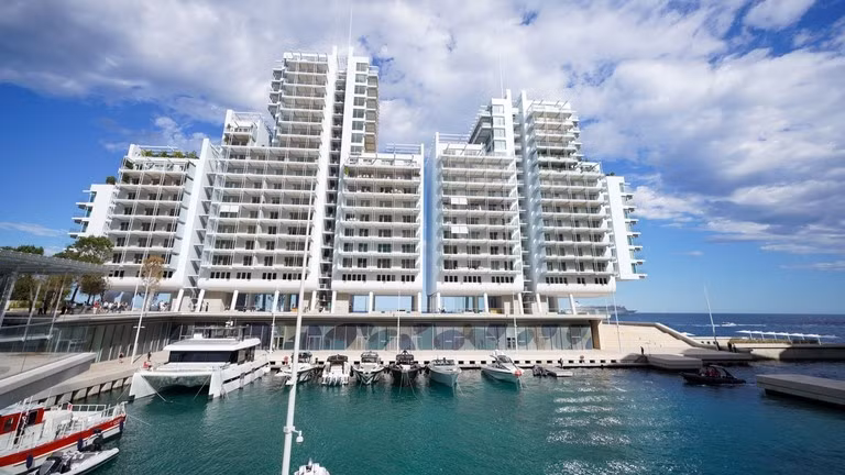 Tòa nhà Le Renzo ở quận Mareterra, Monaco.