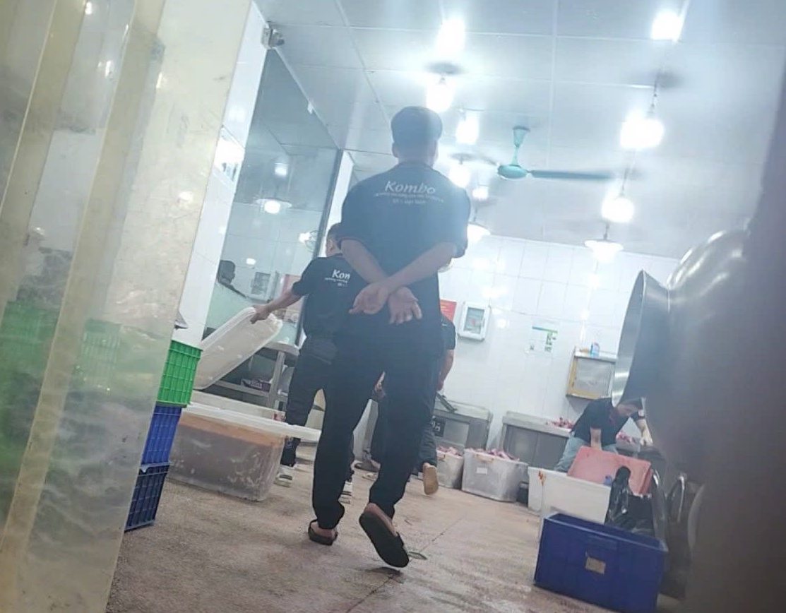 Nhân viên cơm niêu Kombo không đeo găng tay khi