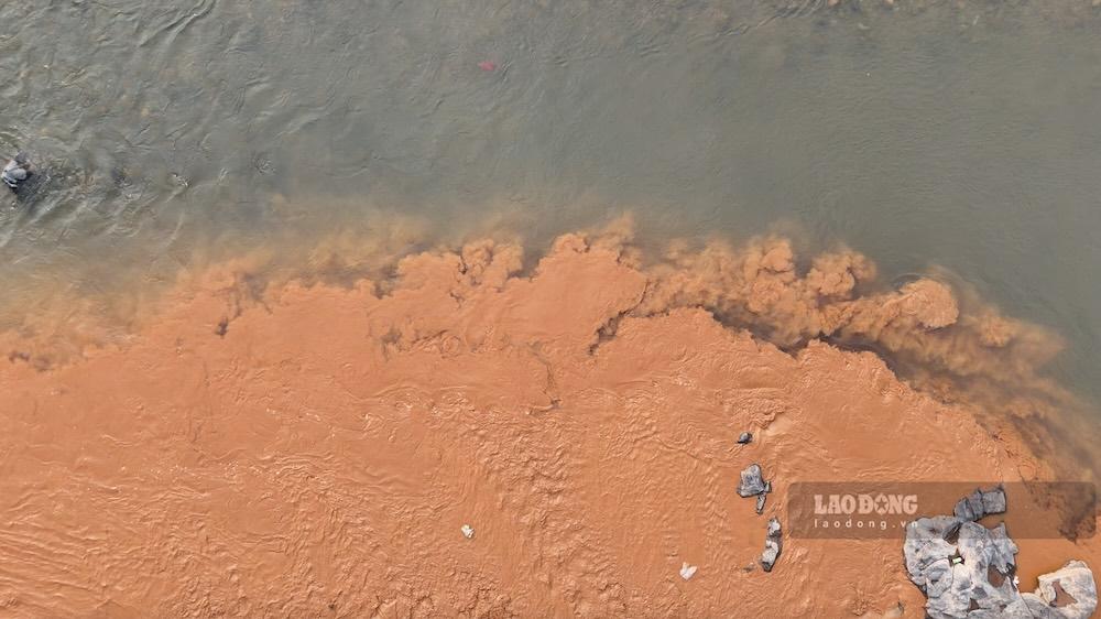 Nước thải do hoạt động khai thác vàng trái phép “tấn công” sông Đakrông. Ảnh: Phóng viên