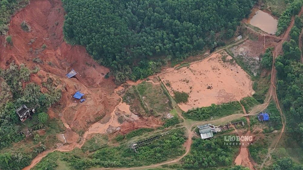 Công trường khai thác vàng trái phép ở khe Bung, xã A Lưới 1. Ảnh: Phóng viên