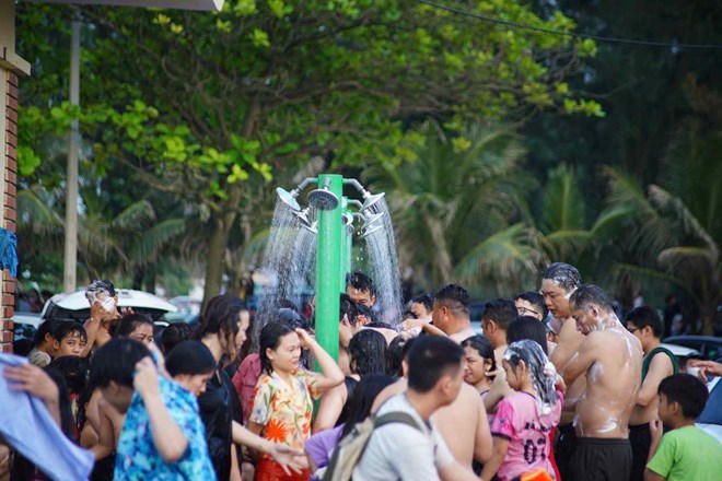 Cửa Lò giải thích lý do thu tiền tắm tráng của du khách