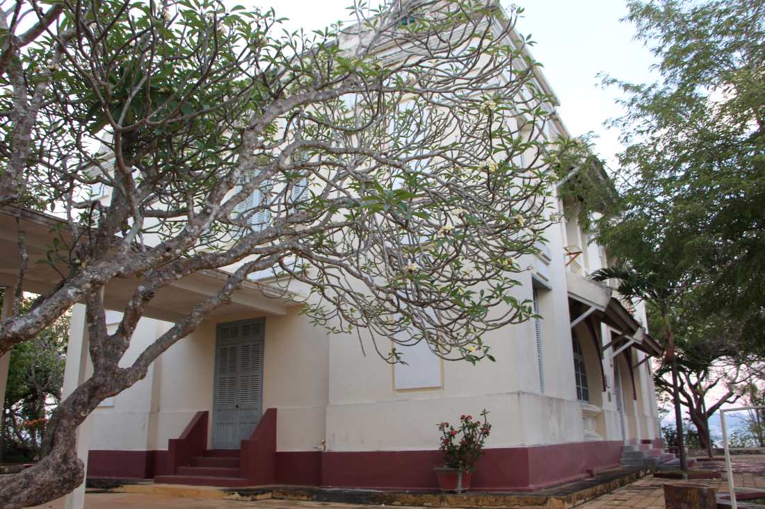 Biệt thự Xương Rồng (Nghinh Phong) nằm ở vị thế đắc địa nhất trong quần thể 5 biệt thự. Hiện đây là một trong 2 biệt thự (cùng với biệt thự Bông Sứ) đang được Trung tâm Bảo tồn Di sản văn hóa tỉnh Khánh Hòa sắp xếp các hiện vật, vật dụng hiện có nhằm phục vụ nhu cầu tham quan, tìm hiểu của Nhân dân và du khách. Ảnh: Phương Linh