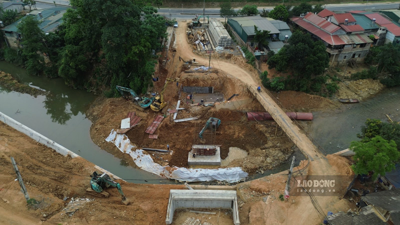 Tuy nhiên phần cầu dẫn ra Quốc lộ 70 vẫn dang dở. Ảnh: Đinh Đại