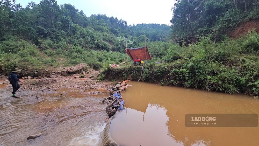 Hoạt động khai thác vàng trái phép đe dọa an toàn nguồn nước của người dân TP Huế và tỉnh Quảng Trị. Ảnh: Phóng viên