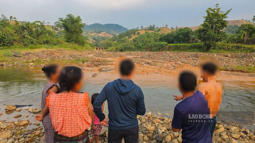 Người dân xã La Lay đứng nhìn dòng sông Đakrông bị “đầu đọc” bởi vàng tặc. Ảnh: Phóng viên