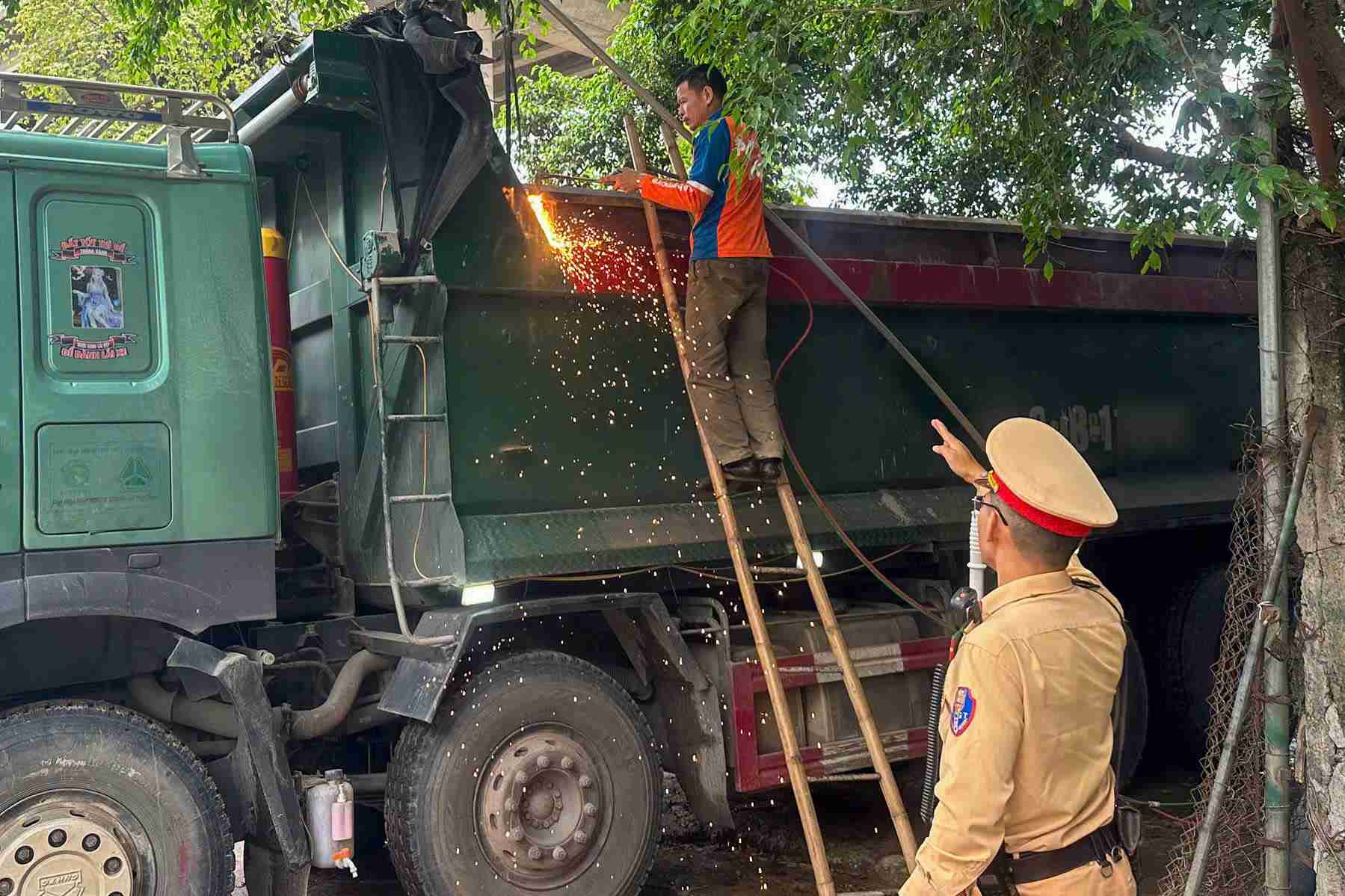Thùng xe vi phạm bị cắt ngay trong sáng nay (4.5). Ảnh: Tiến Ngô