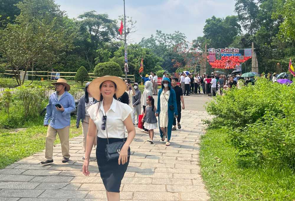 Chuỗi hoạt động ở Làng văn hóa - Du lịch các dân tộc Việt Nam thu hút đông đảo du khách thủ đô dịp nghỉ lễ năm nay. Ảnh: Chí Long