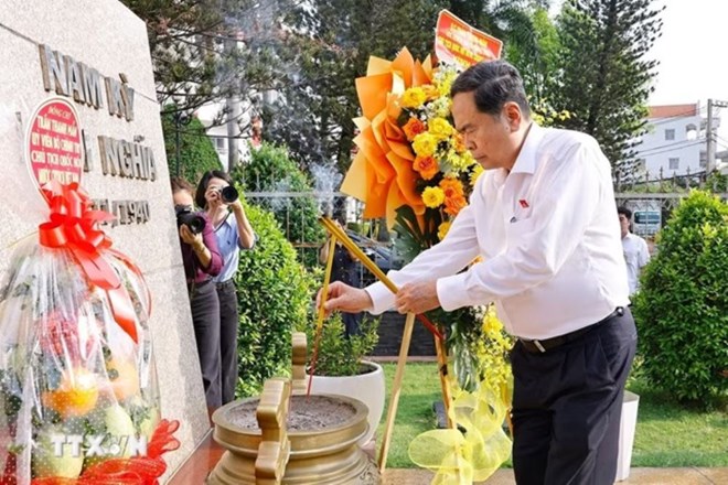 Chủ tịch Quốc hội Trần Thanh Mẫn dâng hương tại Di tích Dinh quận Hóc Môn