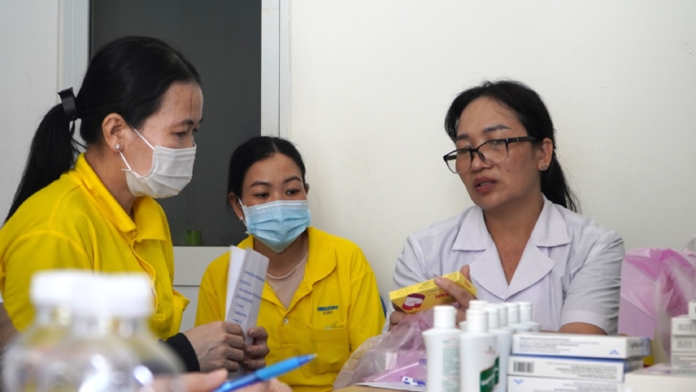 Chăm lo, thăm khám sức khỏe cho lao động nữ Công ty. Ảnh: Nguyên Anh