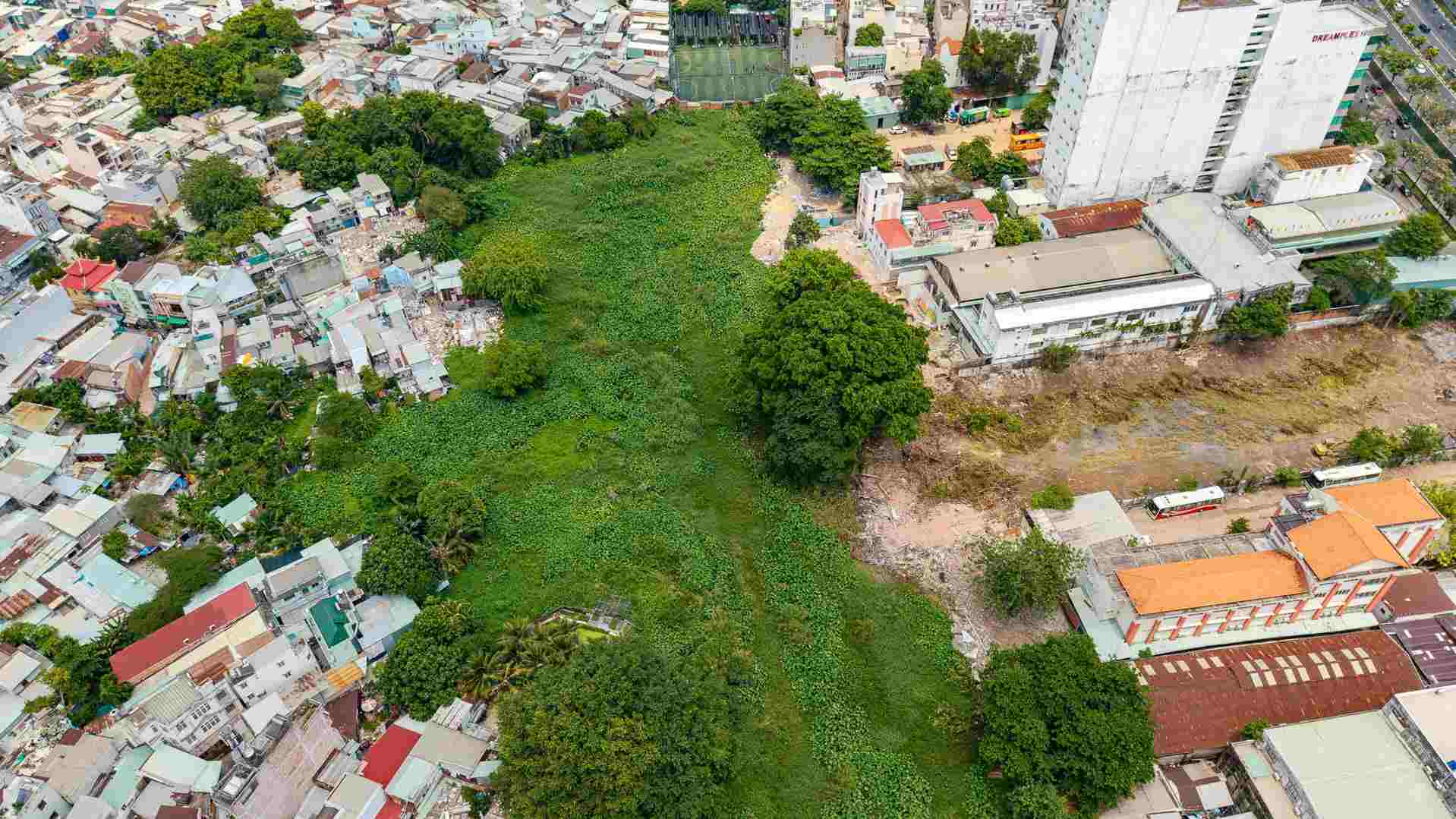 Một số căn nhà đã tháo dỡ để cải tạo rạch Xuyên Tâm.  Ảnh: Anh Tú