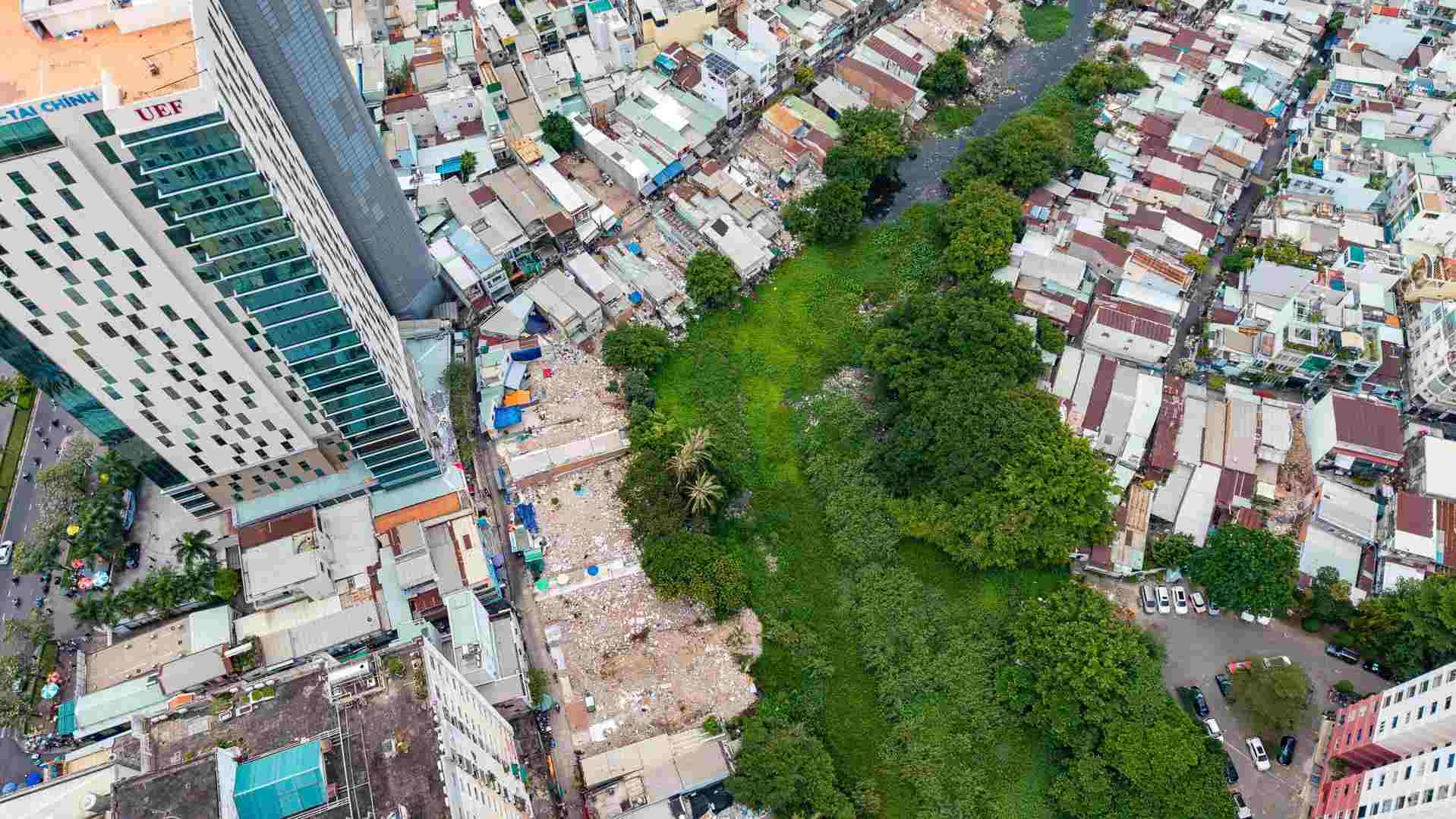 Tình trạng bàn giao mặt bằng không liền mạch đang ảnh hưởng đến tiến độ thi công dự án cải tạo rạch Xuyên Tâm. Ảnh: Anh Tú