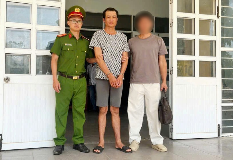 Sau 11 năm trốn truy nã, Bình bị công an bắt giữ. Ảnh: Công an cung cấp