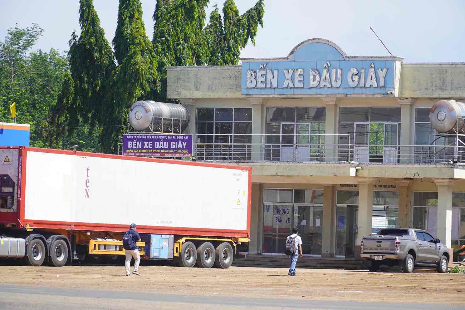 Bến xe Dầu Giây lác đác vài xe, cách đây 2 ngày nơi đây còn nhộn nhịp cảnh xe container xếp chật kín. Ảnh: HAC